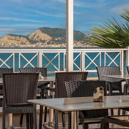 Hotel Nefeli - Living By The Sea